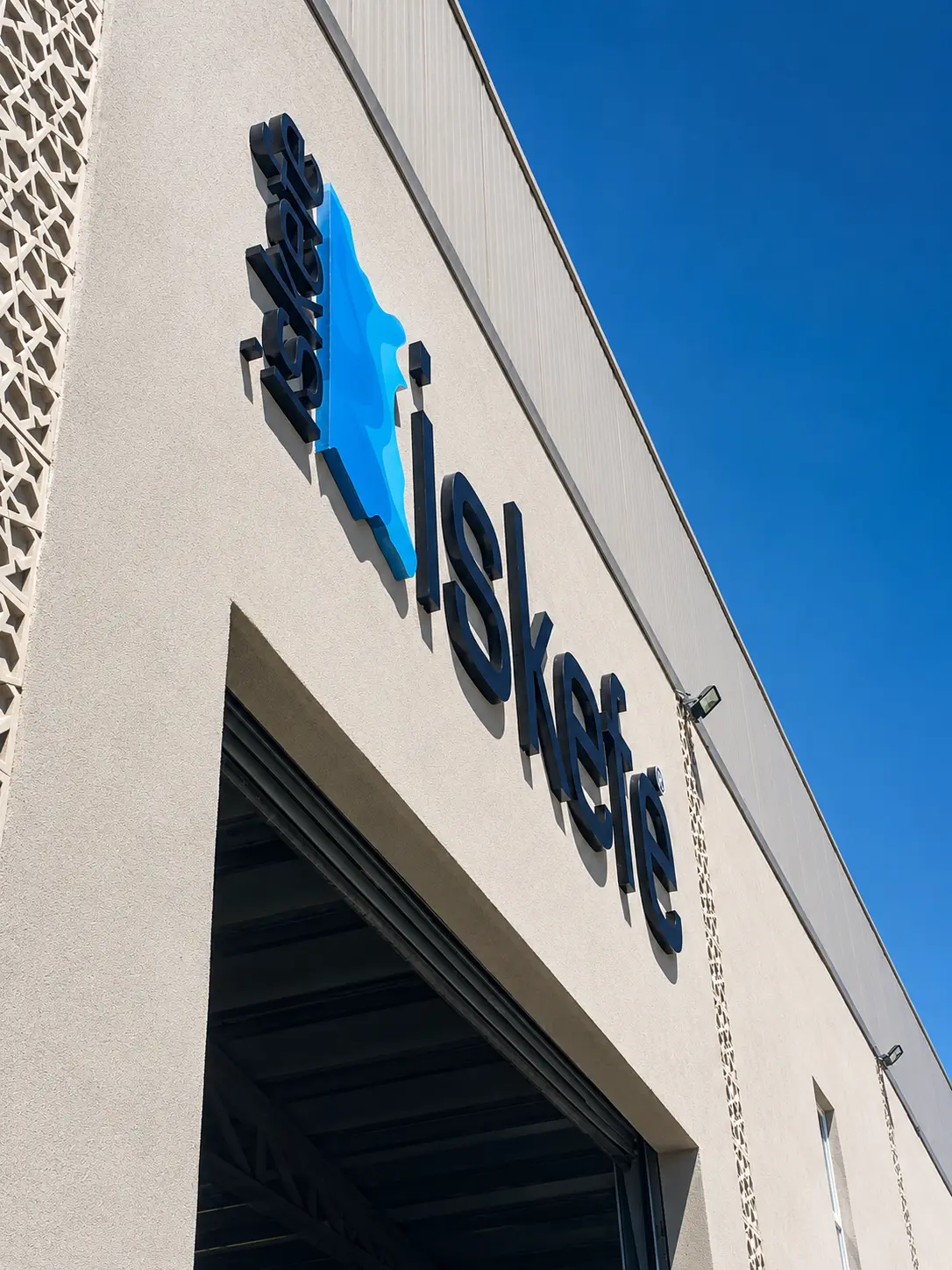 Side view showing the depth of the İskefe dimensional letters and blue façade emblem