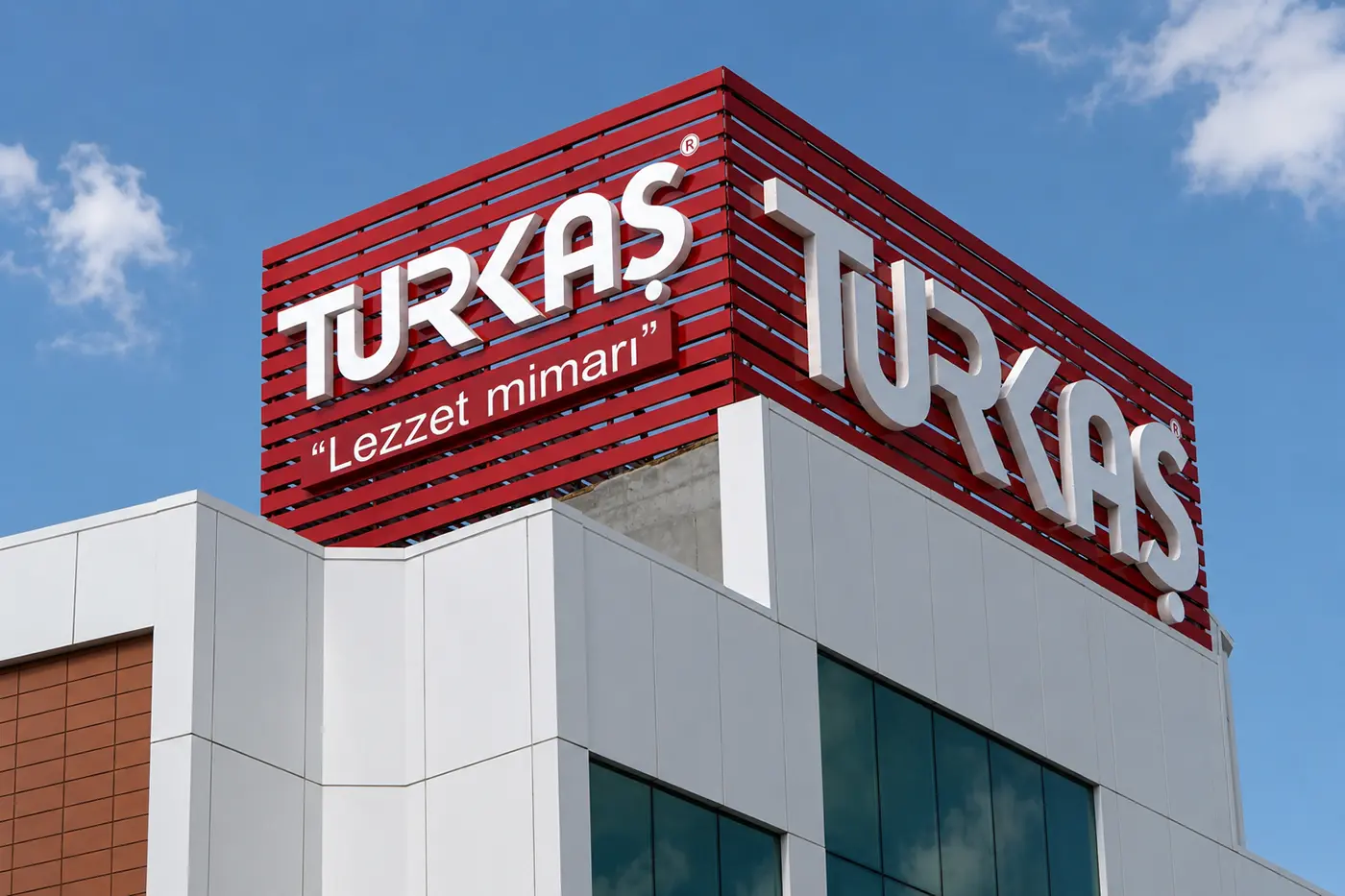 Close-up of white Turkaş rooftop letters on the red slatted corner structure