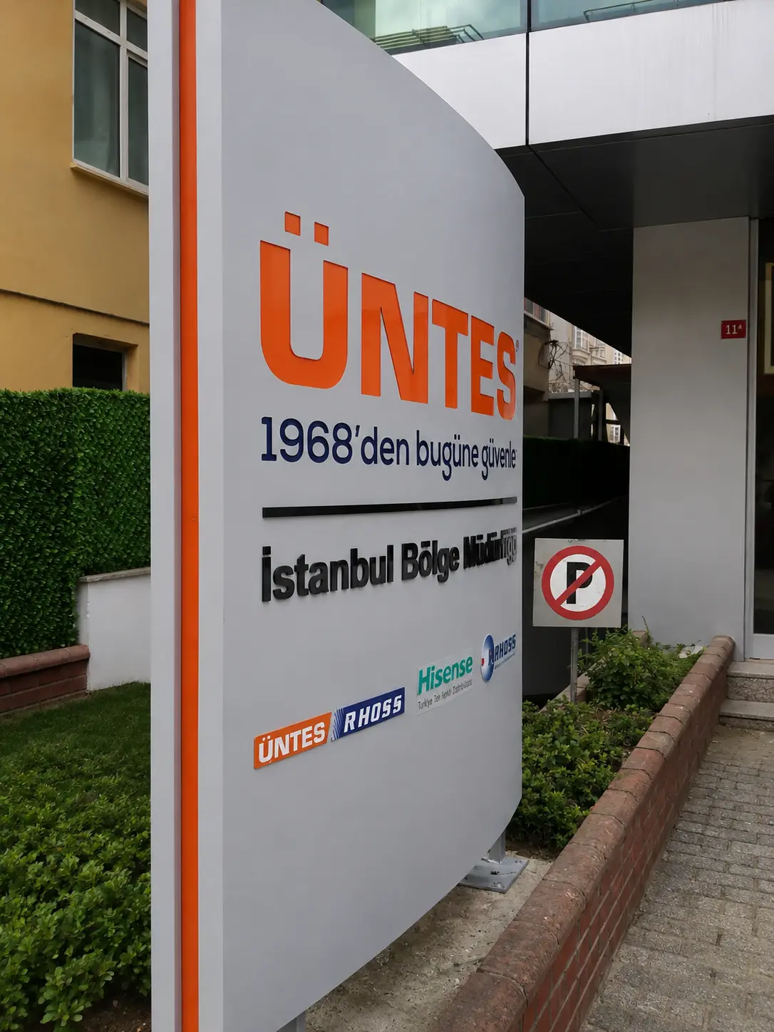 untes-istanbul-regional-office-pylon-sign-side-view Side view of ÜNTES pylon sign with garage directions