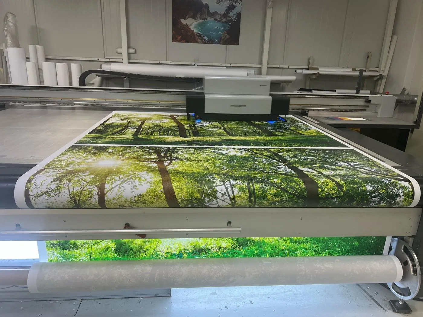 Large-format printing of backlit fabric graphics for Decathlon lightboxes