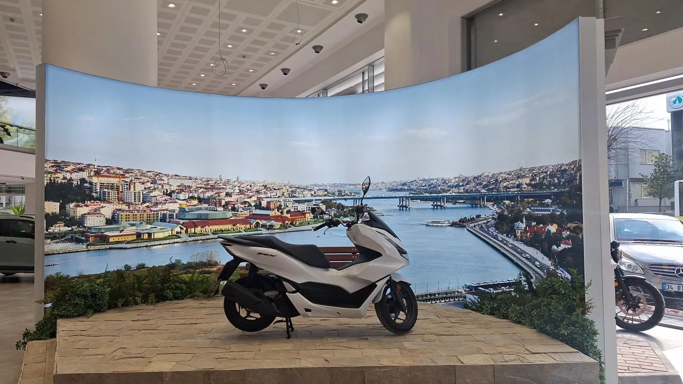 Honda scooter displayed against a curved Istanbul panorama SEG fabric backdrop