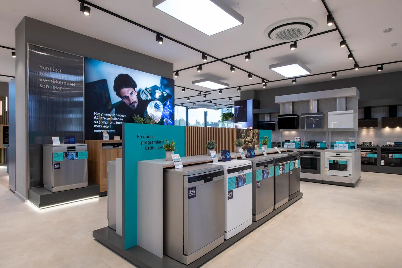 Wide Siemens retail store interior with dishwasher displays, campaign graphics and coordinated product communication panels