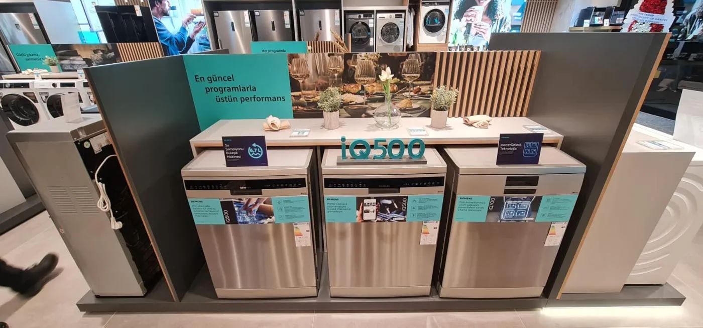 Siemens iQ500 dishwasher display with coordinated turquoise product communication panels